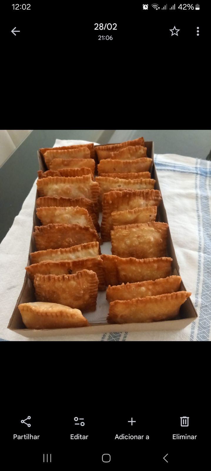 Pastéis de massa tenra de frango.